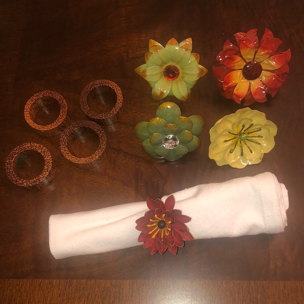 A Lot of 9 Napkin Rings 5 Flowers & 4 Wood Vintage?